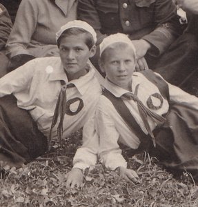 Краснофлотцы ВВС ВМФ с пионерами. 1930-е годы.