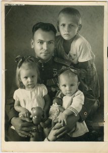 ГСС, Летчик Штурмовой Авиации Резниченко И.И. с Детьми.