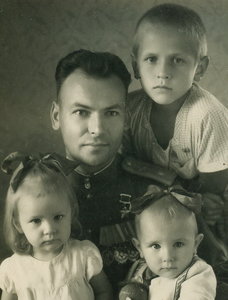 ГСС, Летчик Штурмовой Авиации Резниченко И.И. с Детьми.