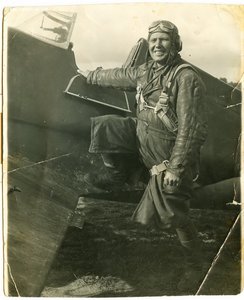 Летчик у Самолета. Красивое Фото.