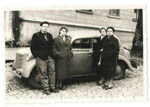 Автомобили. " Санитарная " и Трофейный Грузовик, 2 фото.