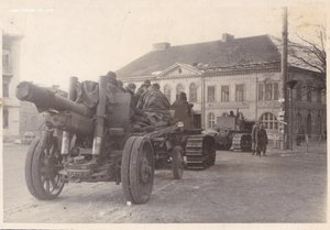 Гаубица на тракторной тяге на улицах города. 1944 г. ТАСС.