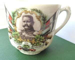 Фарфоровая кружечка с изображением Гинденбурга.