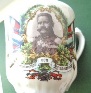 Фарфоровая кружечка с изображением Гинденбурга.