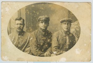 Сотрудник РКМ с Товарищами.Красные Партизаны с Знаками.