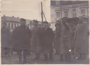 Подвойский на параде в честь 1-го вып. краскомов. Тверь.1918