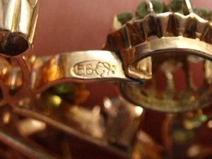 Брошь . Демантоиды .