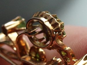 Брошь . Демантоиды .