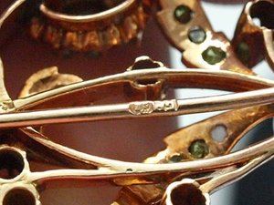 Брошь . Демантоиды .