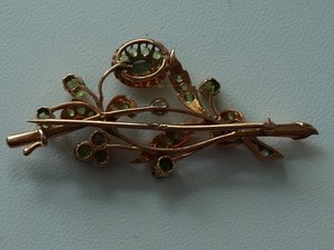 Брошь . Демантоиды .