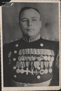 Ген.-лейтенант Ромазанов С.Н. (авиация); полная грудь наград