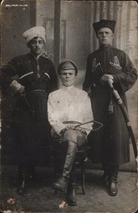 Суровый красный казак с шикарной шашкой