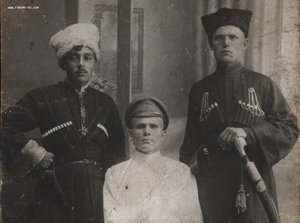 Суровый красный казак с шикарной шашкой