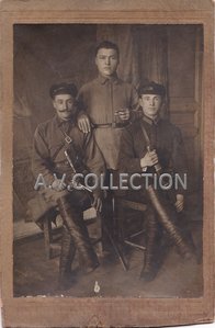 Красные бойцы. Револьвер,казачьи шашки. Нашивка.