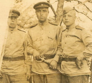 Красноармейцы с Трофейным Хиршфангером, 1945г.