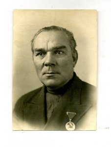 снимок с медалью "За трудовое Отличие". Треугольная колодка.