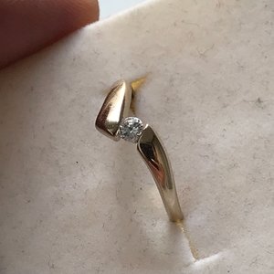 Золотое колечко с бриллиантом..недорого