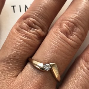 Золотое колечко с бриллиантом..недорого