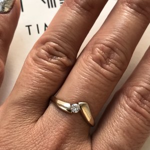 Золотое колечко с бриллиантом..недорого