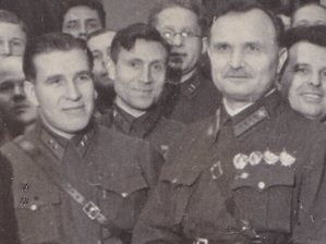 Щаденко и Мехлис с группой товарищей. 1930-е гг.