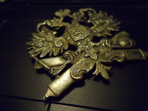 Орел с пушками на головной убор артиллериста.