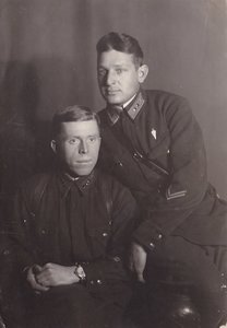 Боевые товарищи - военные лётчики (десантники?). Март 1942 г