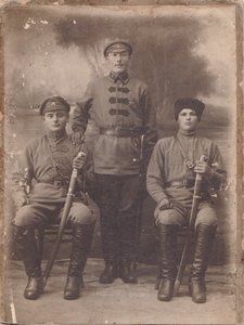 Красные кавалеристы 20-х. Форма,шашки,знак.