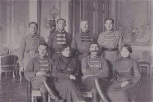 Будённый и Ворошилов с жёнами и сотрудниками штаба. 1922 г.