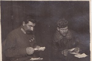 С.М.Будённый за чтением корреспонденции.