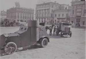 Броневики на охране здания Б.Театра. Июль 1918 г. Москва.
