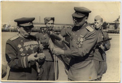 Ген.полковник Батов прикрепляет орден на знамя части