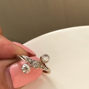 Кольцо миниатюрное с довольно крупными бриллиантами