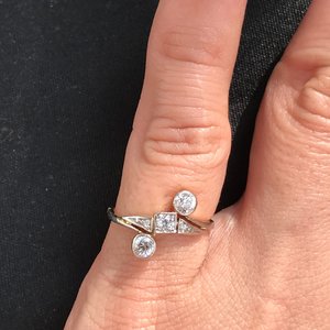 Кольцо миниатюрное с довольно крупными бриллиантами