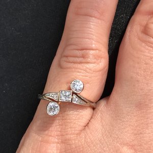 Кольцо миниатюрное с довольно крупными бриллиантами