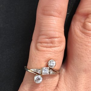 Кольцо миниатюрное с довольно крупными бриллиантами