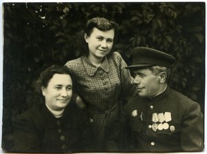 Фото со знаком Герою ревдвижения