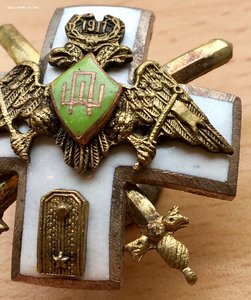 Знак Петергофской (?) школы прапорщиков. Бронза, эмали.