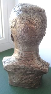 Бюст полководца гражданской войны Фрунзе.