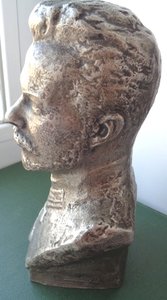 Бюст полководца гражданской войны Фрунзе.