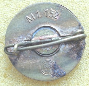 Партийный знак со свастикой.