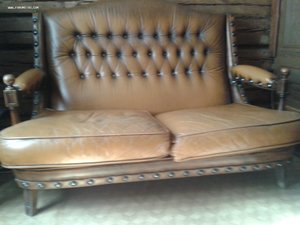 Старый кожаный диван. Помогите оценить!
