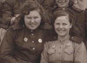 Девушки-военнослужащие. Боевые медали. Отличники. 1945 г.