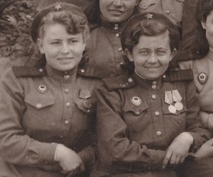Девушки-военнослужащие. Боевые медали. Отличники. 1945 г.