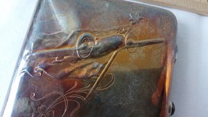 портсигар самолет на фоне флага со звездой серп и молот