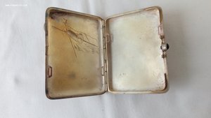 портсигар самолет на фоне флага со звездой серп и молот