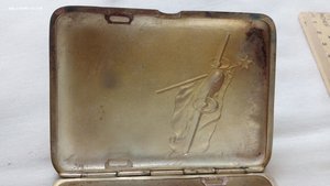 портсигар самолет на фоне флага со звездой серп и молот