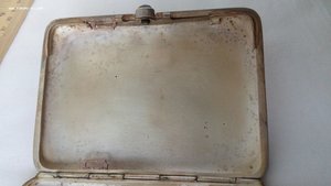 портсигар самолет на фоне флага со звездой серп и молот