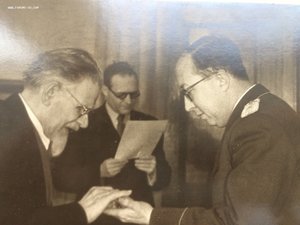 Кому Калинин вручает награду?