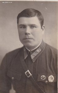 Боец с двумя знаками.