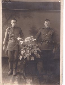 Лейтенанты артиллерии. Штыки "Арисака". г.Бадунэ. 1945 г.